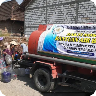 Kagama Rembang Sumbang 35 Tangki Air Bersih kepada Warga yang Terdampak Kekeringan